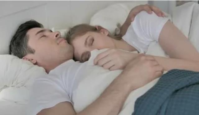 Партнер будит вас шесть раз за ночь: почему мы этого не помним и стоит ли спать раздельно